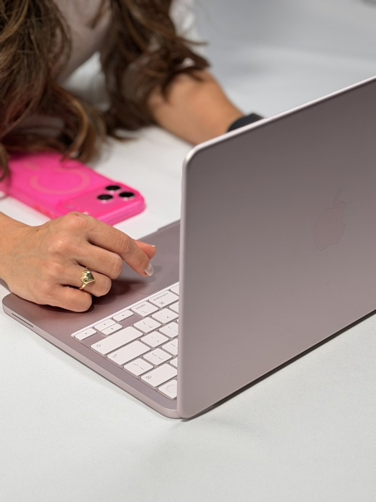 MacBook Neo rosé na Ambonati com iPhone pink