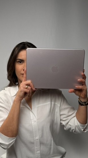 MacBook Neo rosé em mãos na Ambonati